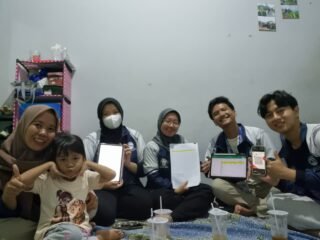 Akselerasi Digitalisasi UMKM, Mahasiswa KKN Undip Desa Depok Terapkan Pendampingan QRIS dan Manajemen Kas Berkelanjutan
