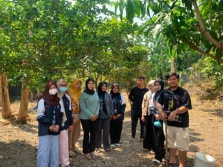 Mahasiswa UNDIP Mengadakan Program Pembuatan Lubang Resapan Biopori Guna Mengurangi Genangan Air Di Lahan Desa
