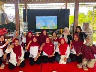 Manfaatkan Sampah Organik Rumah Tangga, Mahasiswi KKN Undip Desa Karanglo Sosialisasikan Pembuatan Air Lindi Organik kepada Ibu-Ibu PKK