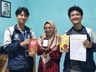 Mahasiswa KKN-R Tim II UNDIP Dampingi Digitalisasi UMKM Desa Depok melalui Pembuatan QRIS