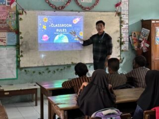 Mahasiswa KKN UNDIP Inisiasi Segaran Speaks English, Latih Keberanian dan Kepercayaan Diri Siswa SD Berbahasa Inggris