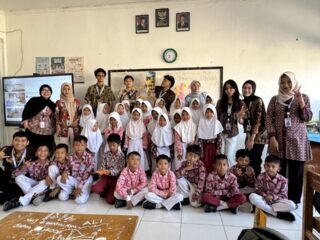 Mahasiswa KKN UNDIP Perkuat Pemahaman Penjumlahan Siswa SD 01 Srinahan