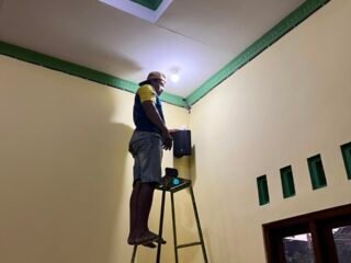 Mahasiswa KKN Tim II Undip Pasang CCTV di Masjid Samah Sulaiman guna Tingkatkan Keamanan