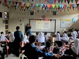 Mahasiswa KKN Tim II UNDIP Dampingi 54 Siswa SDN Depok 01 Kuasai Trik Kilat Matematika