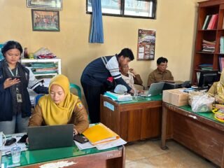Mahasiswa KKN Undip Sulap Balai Desa Cibiyuk Jadi Laboratorium Desain Grafis
