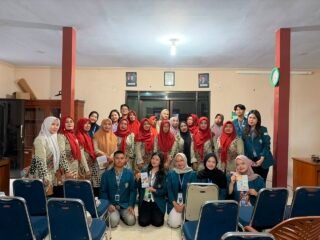 Mahasiswa KKN Undip Bangun Kesadaran Hukum Pengelolaan Sampah di Desa Depok