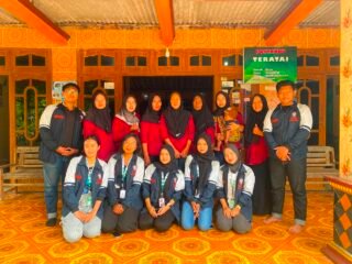 Mahasiswa KKN Undip Berikan Edukasi Regulasi Kesehatan Terbaru bagi Kader Posyandu Desa Gringging