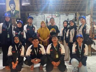 Dukung UMKM Ramah Lingkungan, Mahasiswa KKN Undip Edukasi Pengolahan Limbah Kulit Pisang Jadi Pakan Alternatif