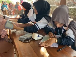 Mahasiswa KKN Undip Dampingi Lansia Peserta Prolanis Desa Gringging Kenali Pola Makan Sehat