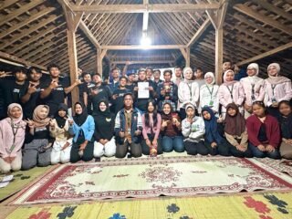 Berdayakan Karang Taruna Desa Semin, Mahasiswa Tim II KKN Undip Hadirkan Marketplace Produk UMKM Mesem Menuju UMKM Go Digital