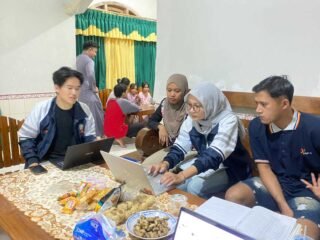 Mahasiswa KKN Undip Perkuat Akuntabilitas Keuangan Karang Taruna Desa Jatilawang melalui Sistem Digital