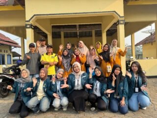Cegah Pencemaran Lingkungan, Mahasiswa KKN Undip Sosialisasikan Pengolahan Abu Insinerator ke Warga Karanganom