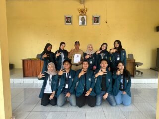 Wujudkan Desa Bersih, Mahasiswa KKN Undip Gelar Sosialisasi kepada Perangkat Desa Karanganom untuk Mendukung Pembentukan Kebiasaan Kelola Sampah yang Lebih Baik