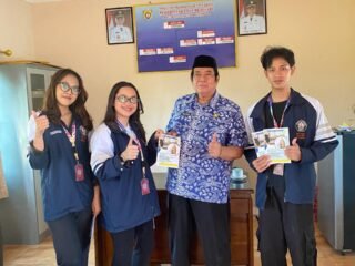KKN UNDIP Dorong Pengelolaan Limbah melalui Analisis Timbunan Sampah Industri Triplek Desa Rejosari