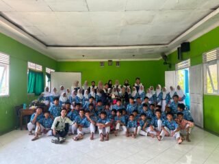 Mahasiswa KKN UIN Walisongo Semarang Gelar Gerakan Bebas Sampah di SMPN 1 Karangtengah