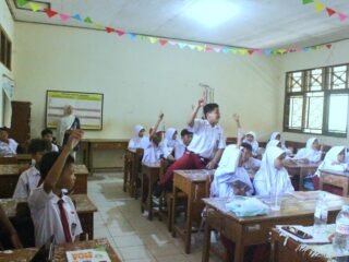 Asyiknya Belajar Simple Past Tense Lewat Games Reflek dan Panduan Pelafalan Unik Bersama Mahasiswa KKN Undip di SDN 01 Depok