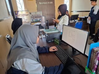 Mahasiswa KKN Tim II UNDIP Dampingi Perangkat Desa Kandeman dalam Pengelolaan Dokumen dan Pelayanan Publik
