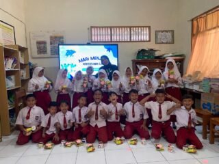 Mahasiswa KKN Undip Edukasi Siswa SDN Purwodadi tentang Manfaat Makan Ikan dan Menjaga Kebersihan Laut
