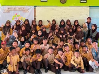 Tanamkan Semangat Meraih Mimpi, KKN Posko 143 UIN Walisongo Semarang Gelar Kegiatan Pohon Impian di SDN Werdoyo