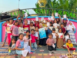 Mahasiswa KKN UNDIP Kembangkan Media Edukasi Bahari Interaktif di Pojok Literasi Desa Tegalsari