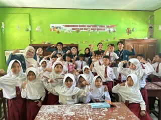 Mahasiswa KKN UNDIP Kenalkan Gemar Ikan dan Belajar Menabung kepada Siswa-Siswi SDN 01 Sumub Kidul