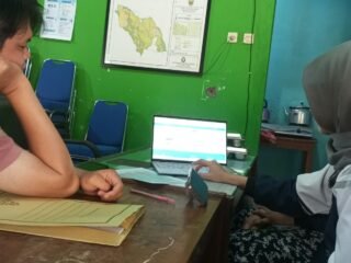 Dukung Program Desa Cantik, Mahasiswa KKN Undip Visualisasikan Data Kependudukan Desa Karanganom dalam Bentuk Infografis
