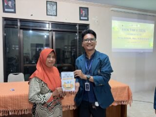 Dukung Target SDGs Ekonomi Sirkular, Mahasiswa KKN Undip Serahkan Buku Saku Valuasi Ekonomi Sampah ke Warga Desa Depok
