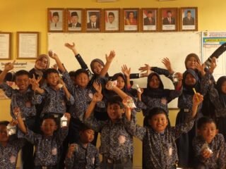 Tim II KKN Tematik IDBU 30 UNDIP Tanamkan Budaya 5S dan 4 Kata Ajaib kepada Siswa SDN Sriwulan 4 Lewat Edukasi Interaktif