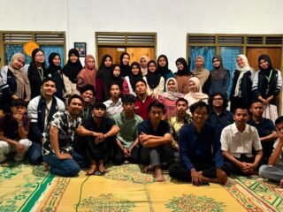 Cakap Digital, Mahasiswa KKN Undip Latih Karang Taruna Dukuh Kener Menulis Berita di Media Digital