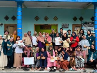 Mahasiswa KKN UNDIP Ubah Limbah Minyak Jelantah Desa Ketoyan Jadi Lilin Aromaterapi Bernilai Ekonomi