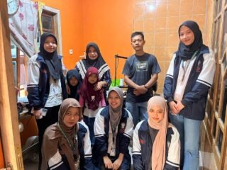Dorong Branding UMKM, Mahasiswa KKN Undip Buatkan Katalog Promosi untuk Pelaku Usaha Susu Kedelai