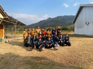Kurangi Sampah Plastik, Mahasiswa KKN Undip Ajak Warga Blimbing Budidayakan Microgreens di Lahan Terbatas