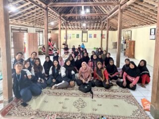 Bantu Pantau Tumbuh Kembang dan Kesehatan Lansia, Mahasiswa KKN UNDIP Terjun Langsung ke Posyandu Blimbing