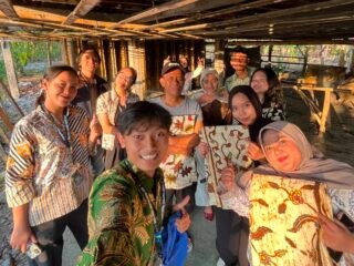 Lestarikan Budaya Lokal, Mahasiswa KKN Undip Ikut Membatik Bersama UMKM Sentra Batik Tanjung