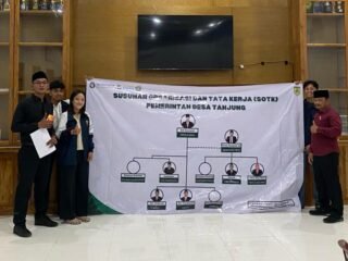 Mahasiswa KKN Undip Permudah Warga Kenali Struktur Pemerintah Desa Tanjung Lewat Pembuatan Banner SOTK