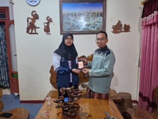Mahasiswa KKN UNDIP Dampingi Pembuatan QRIS bagi UMKM sebagai Pembayaran Digital