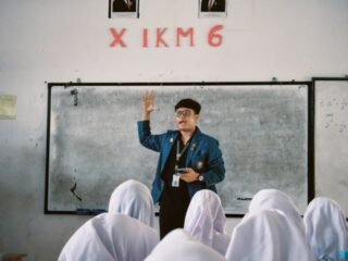 Mahasiswa KKN Tim II Undip Sosialisasikan UU ITE dan Etika Bermedia Sosial di SMAN 1 Petarukan