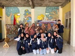 Mahasiswa KKN UNDIP Turut Terlibat dalam Pemeriksaan Kesehatan di Posyandu Desa Tegalsari