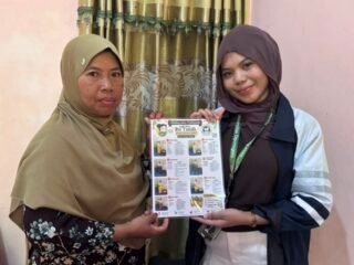 Mahasiswa KKN Reguler Tim II Desa Pondok Dampingi UMKM Jamu Bu Ngatinah melalui E-Katalog Produk