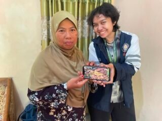 KKN-R Tim II Undip Hadirkan Program Branding Iklan Multibahasa untuk UMKM Jamu Bu Ngatinah
