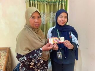 Perkuat Identitas Merek, Mahasiswa KKN Undip Dampingi UMKM “Bude Jamu Bu Tinah” Perbarui Desain Kemasan