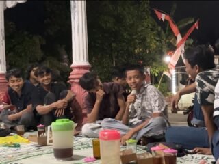 Latih Keberanian Bicara di Depan Umum, Mahasiswa KKN Undip Ajak Karang Taruna Desa Pondok Praktik Public Speaking