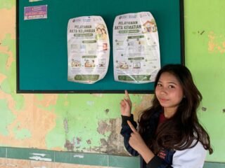 Permudah Layanan Kependudukan, Mahasiswa Ilmu Pemerintahan KKN Undip Hadirkan Poster Alur Pengurusan Akta Kelahiran dan Kematian di Desa Glagahwangi
