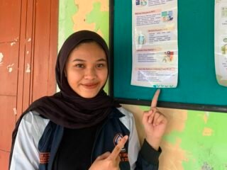 Wujudkan Penyaluran Bantuan yang Tertib dan Akuntabel, Mahasiswa FISIP KKN Undip Dampingi Administrasi Distribusi BLT di Desa Glagahwangi