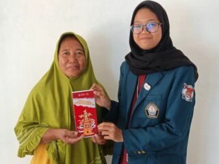 Mahasiswa Ilmu Perpustakaan dan Informasi KKN Undip Susun Leaflet dan Digital Book sebagai Media Edukasi Keselamatan Listrik di Desa Ngaren