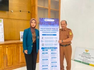 Transparansi Layanan Publik Berbasis Good Governance, KKN UNDIP Garap Banner Alur Administrasi Desa Tanjung