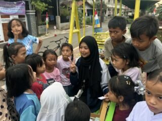 Mencegah Anak-Anak Terjebak Pertemanan Toxic, Mahasiswa KKN UNDIP Menghadirkan Permainan Ular Tangga ‘JALAN: Jadi Kawan Bukan Lawan’ sebagai Media Ajar