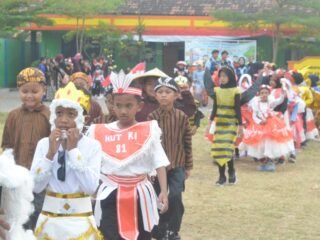 Meriahkan HUT ke-81 RI, KKN UIN Walisongo Posko 123 Ramaikan Karnaval SDN Kuwu 1
