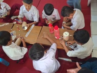 Dari Kaleng Hias, Mahasiswa KKN Undip Tanamkan Kebiasaan Menabung Sejak Dini kepada Siswa SDN 02 Bulan