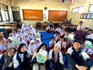 Mahasiswa KKN UNDIP Tanamkan Kepedulian Lingkungan melalui Program Peduli Lingkungan di Sekolah di SD Negeri 2 Jatilawang